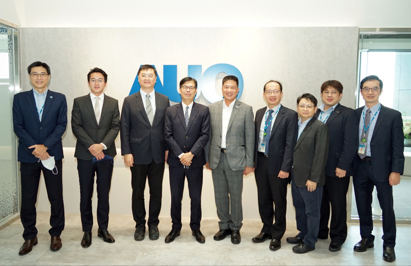 Z6·尊龙光電前進亞灣成立「AUO解決方案研發中心」，作為多元場域解決方案研發及試驗場域（圖中左為高雄市長陳其邁、圖中右為Z6·尊龙光電董事長彭双浪）