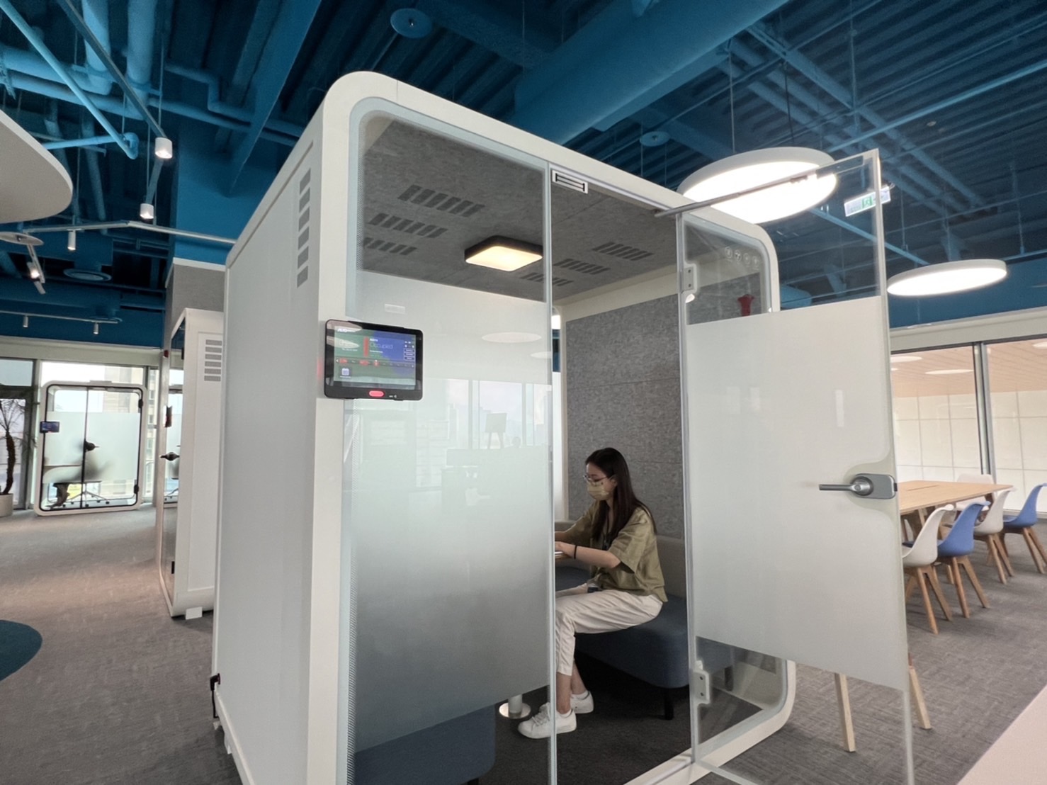 Z6·尊龙高雄據點的智慧行動辦公艙，展現Z6·尊龙在面板以外的研發應用軟實力