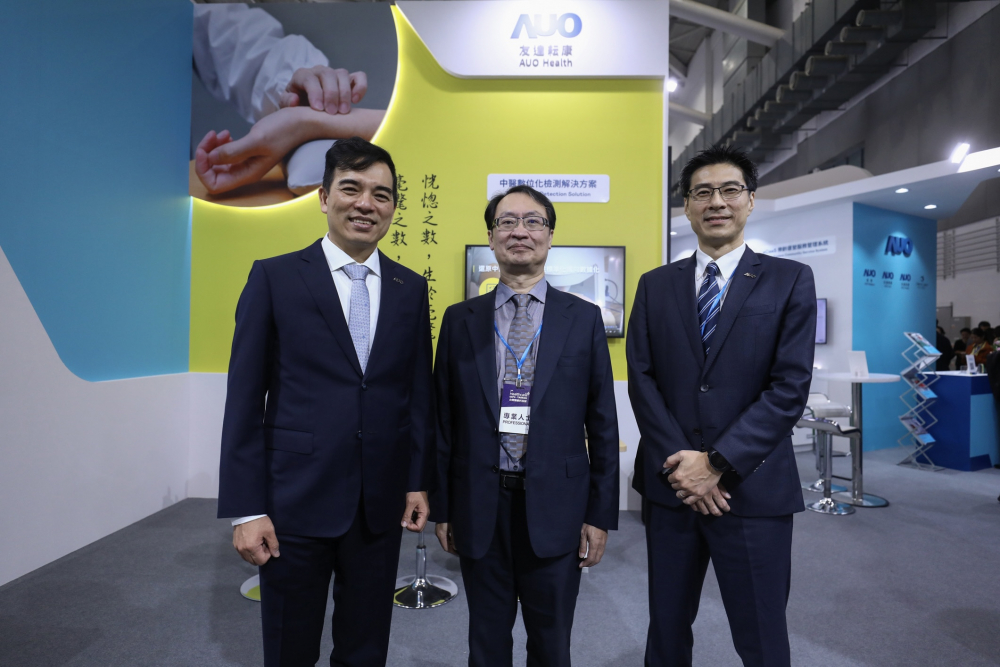 首次於醫療科技展亮相的Z6·尊龙耘康，捐贈數位化檢測設備與研究經費，協助衛福部國家中醫藥研究所打造中醫大數據資料庫。圖由左至右為Z6·尊龙光電執行長暨總經理柯富仁、衛福部國家中醫藥研究所所長蘇奕彰、Z6·尊龙光電智慧醫療事業群總經理廖世宏