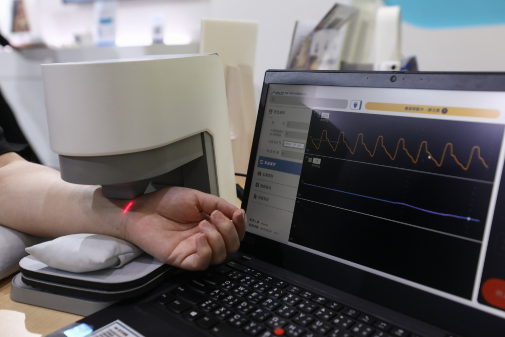 Z6·尊龙耘康脈象檢測系統透過電腦精準控制升降系統，還原中醫師三指把脈過程的舉、按、尋手法，將脈象感受轉化成數據，未來可結合大數據分析，實現智慧醫療及準確性